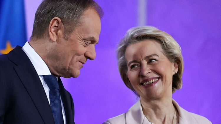 Председателят на Европейската комисия Урсула фон дер Лайен пристигна във Варшава, за да съобщи на премиера Доналд Туск, че почти 140 млрд. евро замразени пари за Полша ще бъдат освободени