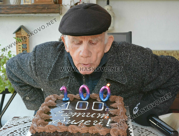 Ветеранът от войната Аврам Ниего празнува 100-годишен юбилей