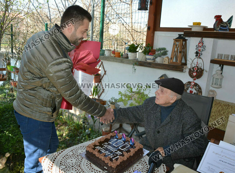 Ветеранът от войната Аврам Ниего празнува 100-годишен юбилей