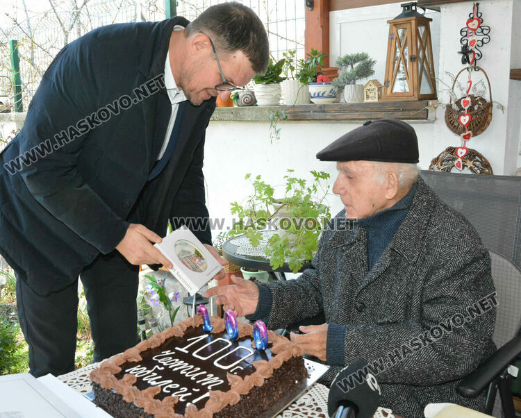 Ветеранът от войната Аврам Ниего празнува 100-годишен юбилей