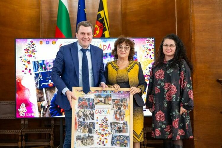 Връчиха наградите на ученическите групи, отличени в Младежкото маскарадно дефиле „Сурвакариада“ 2024