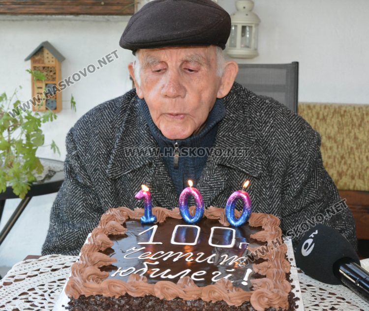Ветеранът от войната Аврам Ниего празнува 100-годишен юбилей