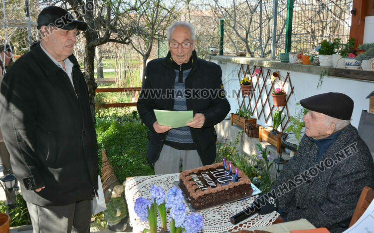 Ветеранът от войната Аврам Ниего празнува 100-годишен юбилей