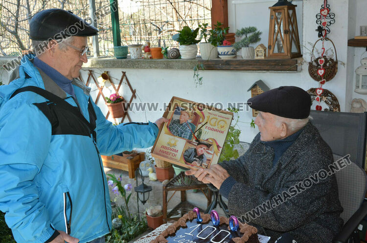 Ветеранът от войната Аврам Ниего празнува 100-годишен юбилей