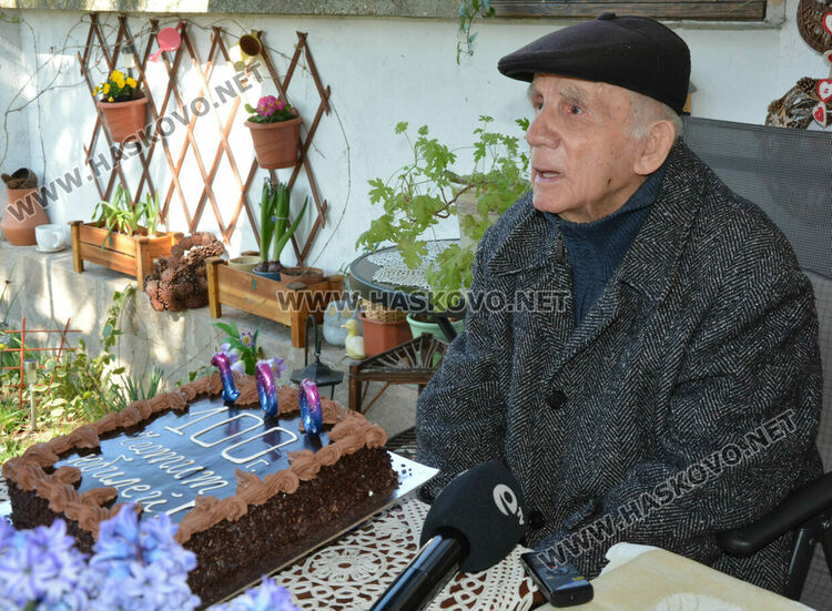Ветеранът от войната Аврам Ниего празнува 100-годишен юбилей