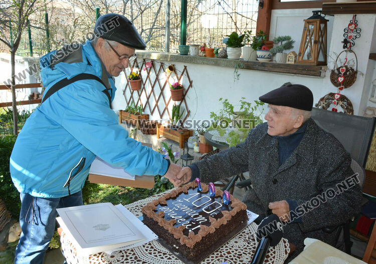Ветеранът от войната Аврам Ниего празнува 100-годишен юбилей