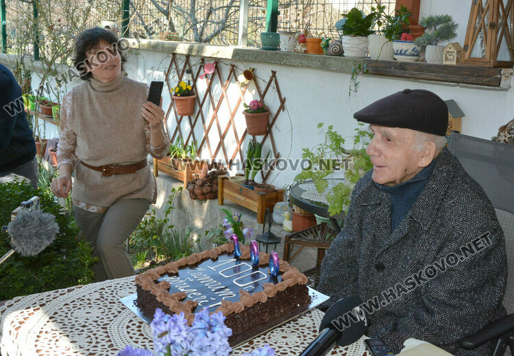 Ветеранът от войната Аврам Ниего празнува 100-годишен юбилей