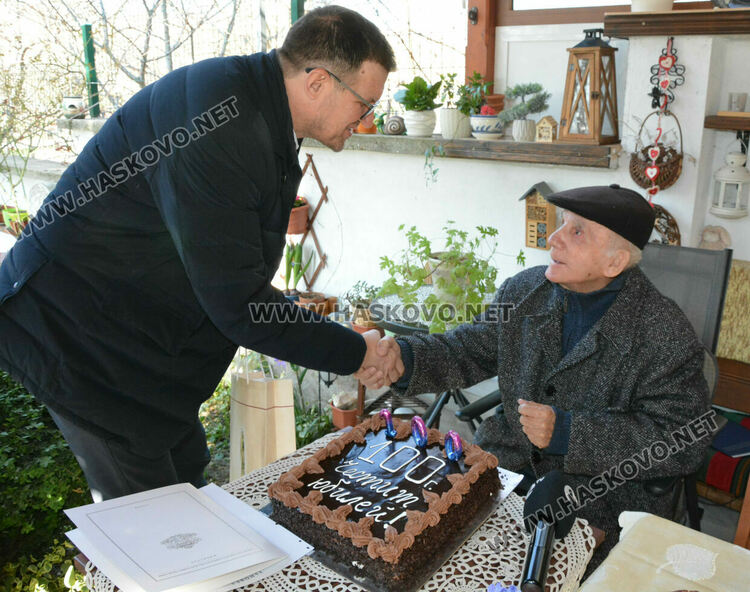 Ветеранът от войната Аврам Ниего празнува 100-годишен юбилей