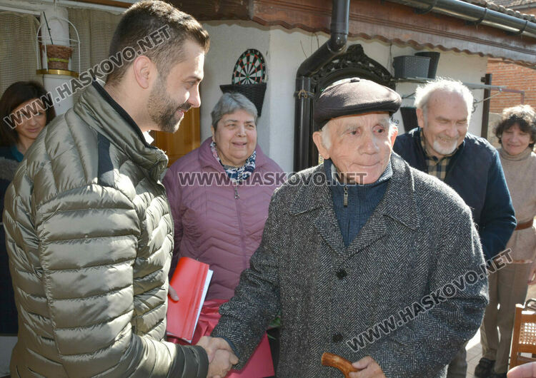 Ветеранът от войната Аврам Ниего празнува 100-годишен юбилей