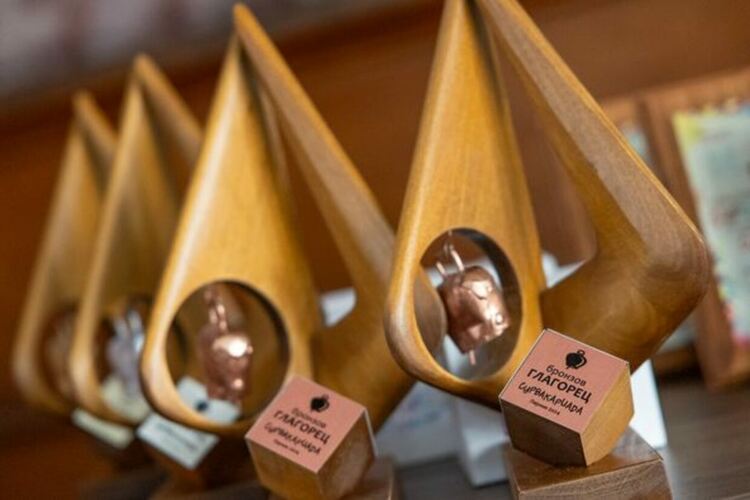 Връчиха наградите на ученическите групи, отличени в Младежкото маскарадно дефиле „Сурвакариада“ 2024