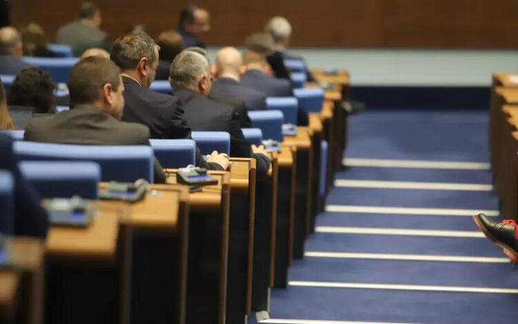 ГЕРБ и ДПС много бързаха да прокарат решение, с което само една компания продължава напред в процедурата за избор на строител.