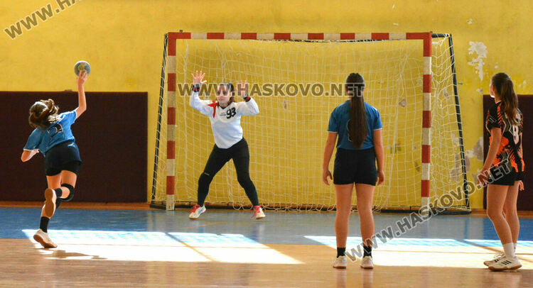 Хандбалистките на „Хасково“ с победа и две загуби в първенството