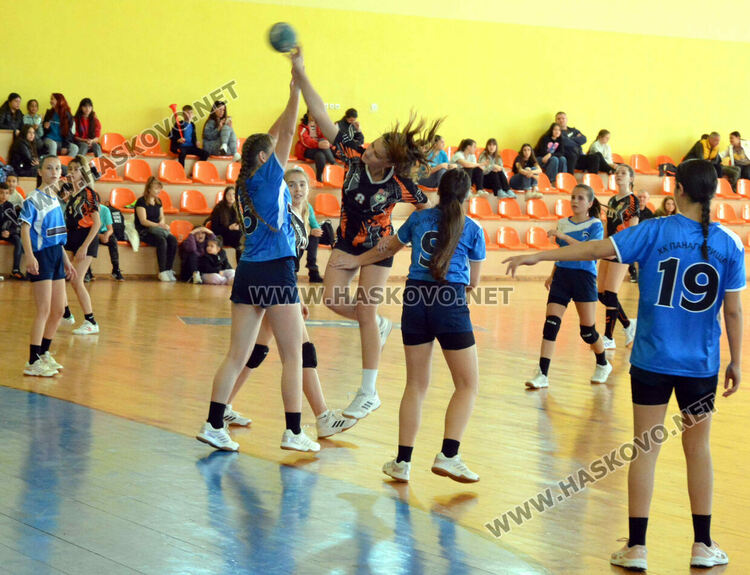 Хандбалистките на „Хасково“ с победа и две загуби в първенството