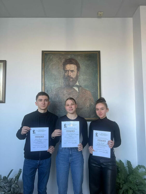 Ученици от ЕГ „Христо Ботев“ печелят престижни награди в Национални литературни конкурси