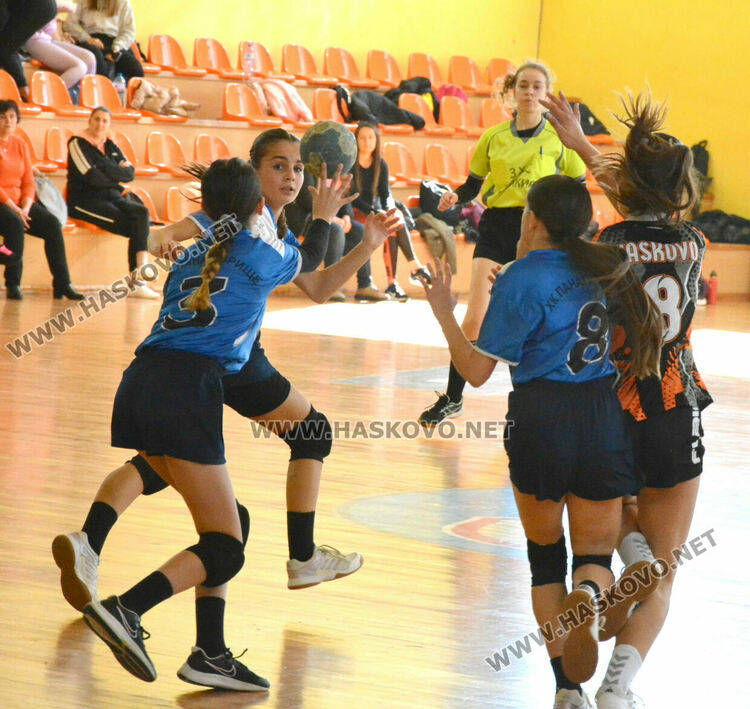 Хандбалистките на „Хасково“ с победа и две загуби в първенството