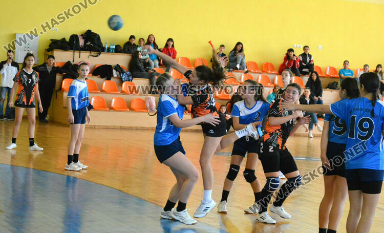 Хандбалистките на „Хасково“ с победа и две загуби в първенството