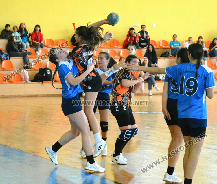 Хандбалистките на „Хасково“ с победа и две загуби в първенството