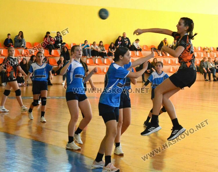 Хандбалистките на „Хасково“ с победа и две загуби в първенството