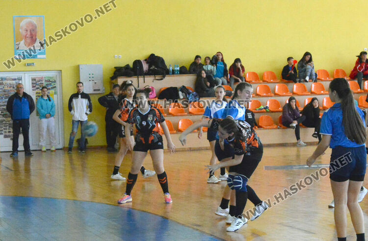 Хандбалистките на „Хасково“ с победа и две загуби в първенството