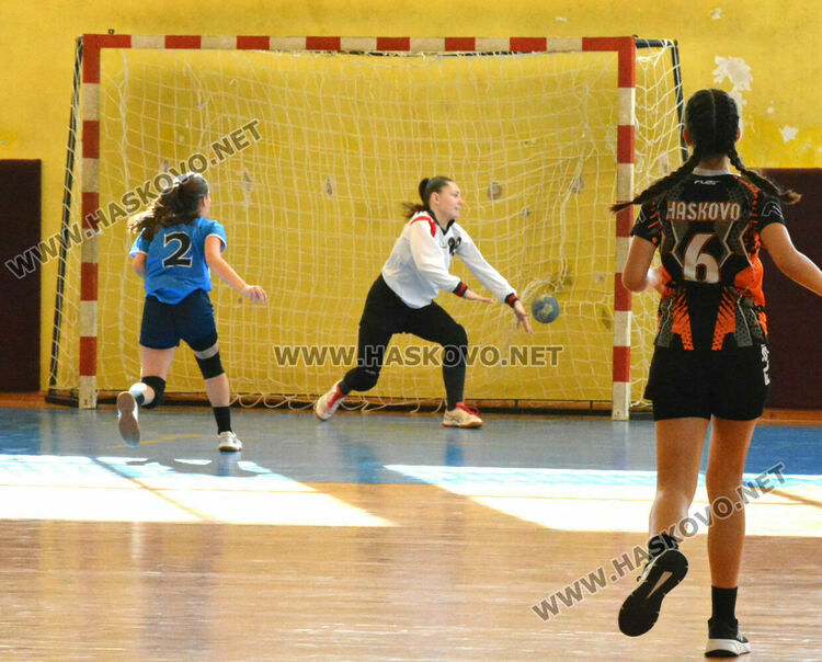 Хандбалистките на „Хасково“ с победа и две загуби в първенството