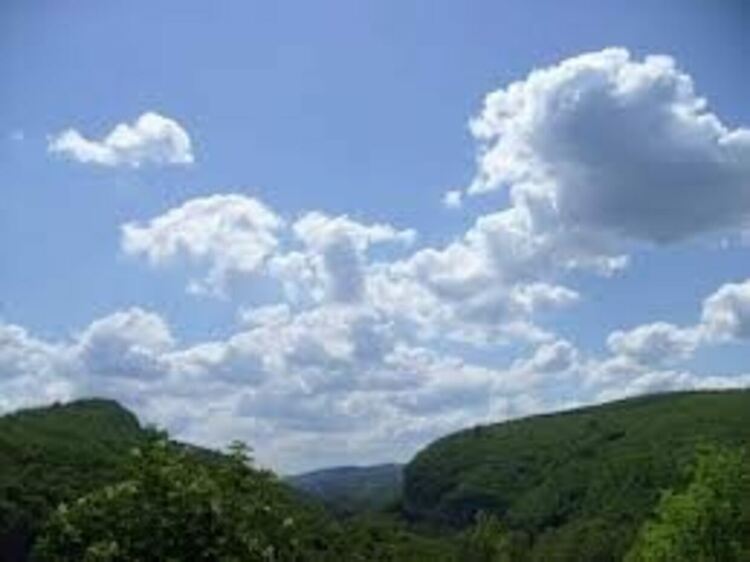 Облачно в неделя със слаб дъжд на места