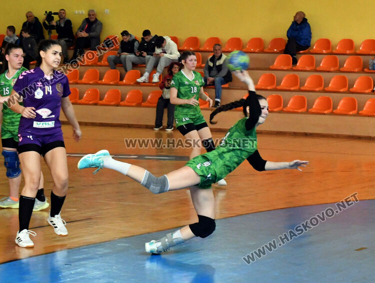 Хандбалистките на Хасково с две загуби срещу водачите 