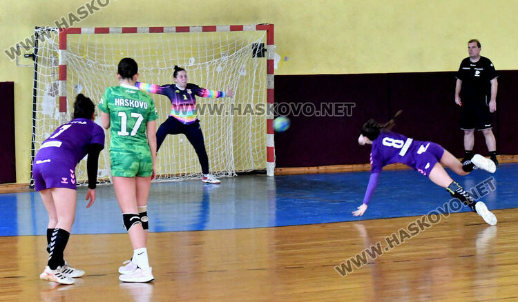 Хандбалистките на Хасково с две загуби срещу водачите 