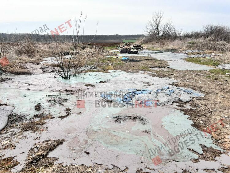 Варели с потенциално опасни вещества се изхвърлят и изсипват до нива край Димитровград