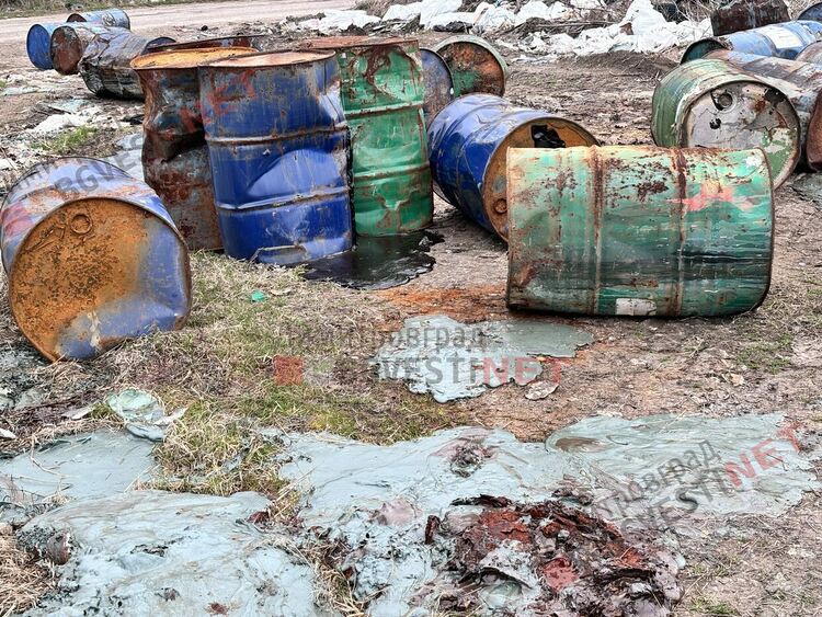 Варели с потенциално опасни вещества се изхвърлят и изсипват до нива край Димитровград