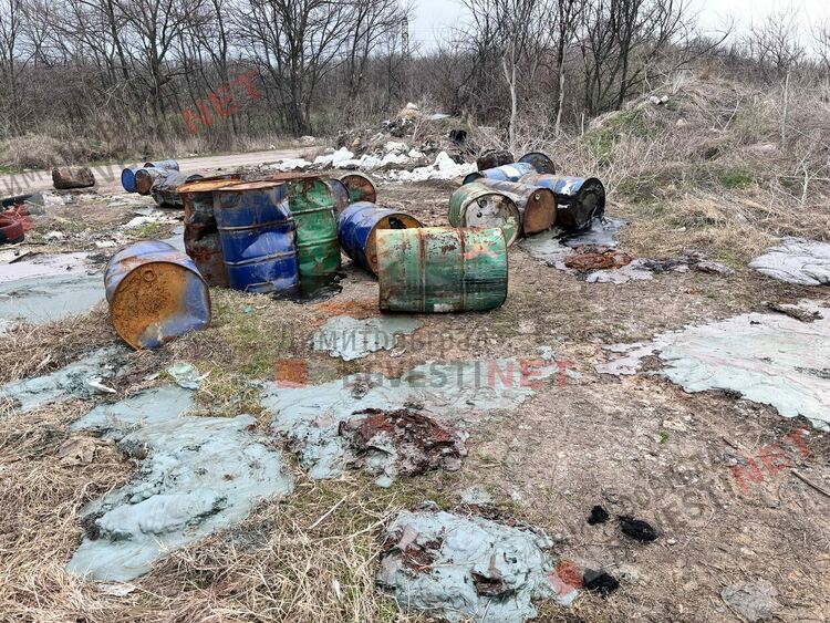 Варели с потенциално опасни вещества се изхвърлят и изсипват до нива край Димитровград