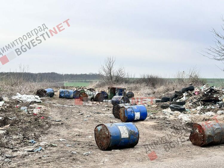 Варели с потенциално опасни вещества се изхвърлят и изсипват до нива край Димитровград