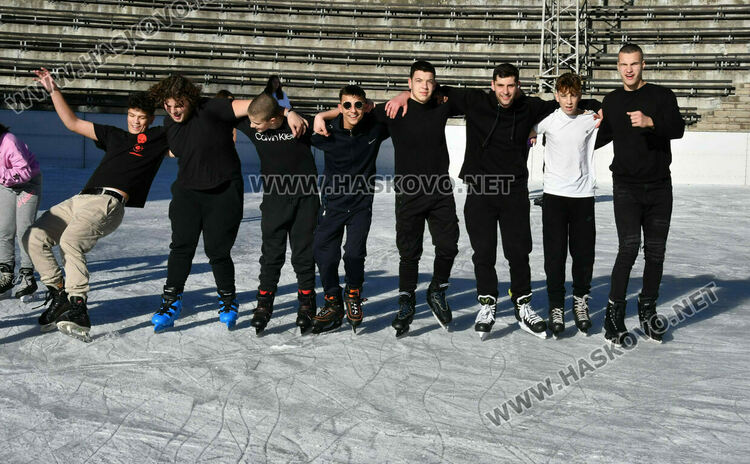 Пролетното февруарско време затвори ледената пързалка в Хасково