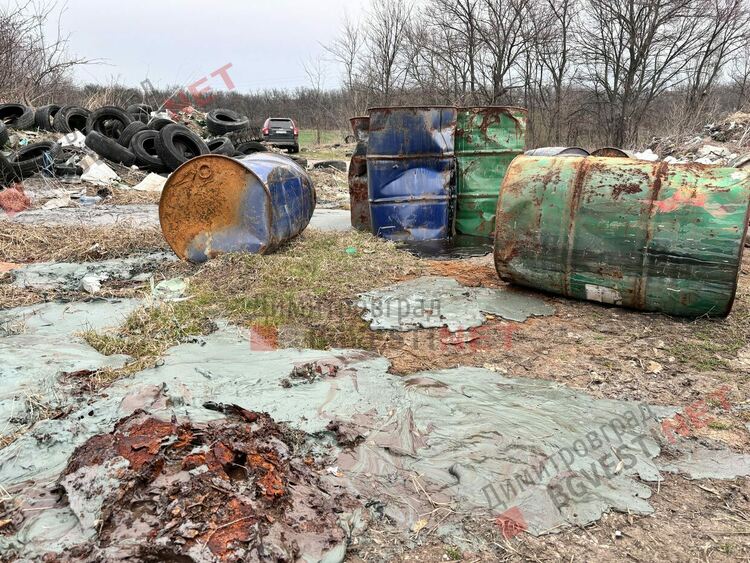 Варели с потенциално опасни вещества се изхвърлят и изсипват до нива край Димитровград