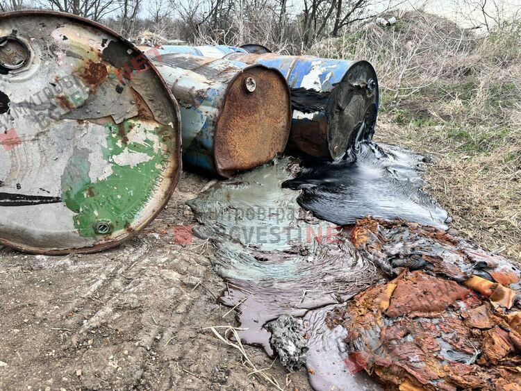 Варели с потенциално опасни вещества се изхвърлят и изсипват до нива край Димитровград