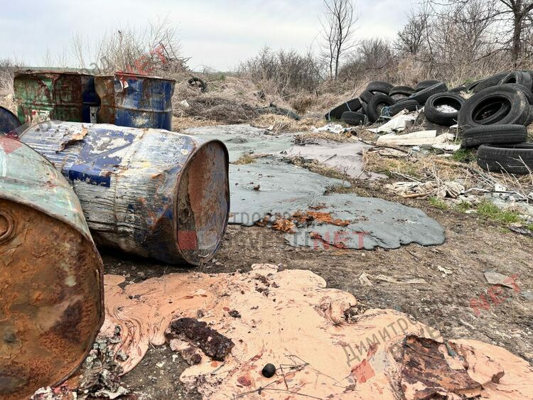 Варели с потенциално опасни вещества се изхвърлят и изсипват до нива край Димитровград