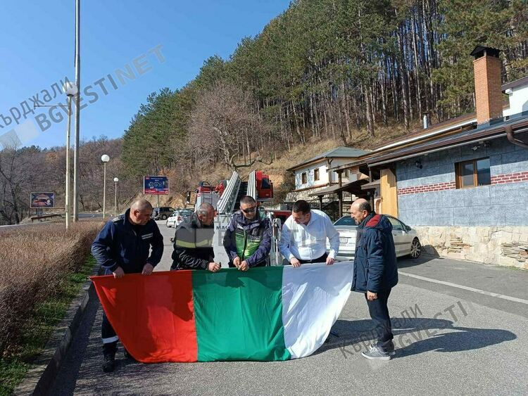 Традиция:смениха трибагрениците на входовете на Кърджали за Трети март