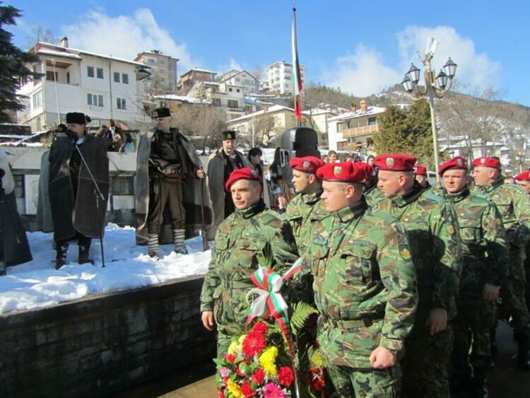 Вижте програмата на тържествата , посветени на Националния празник 