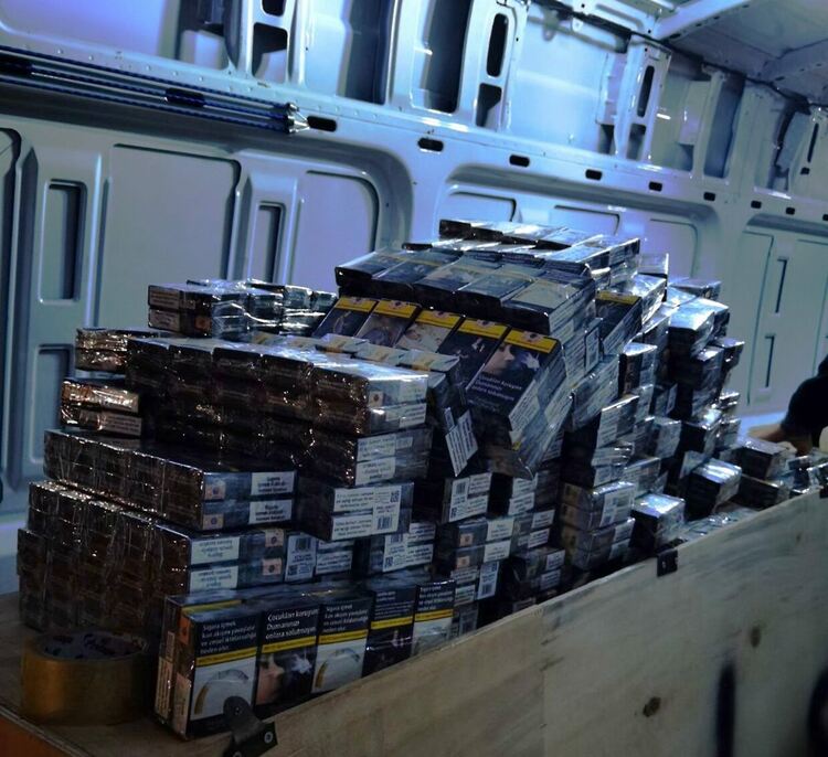 Трафикант на цигари „уплътни“ фабрични кухини на микробус, пътуващ към Германия