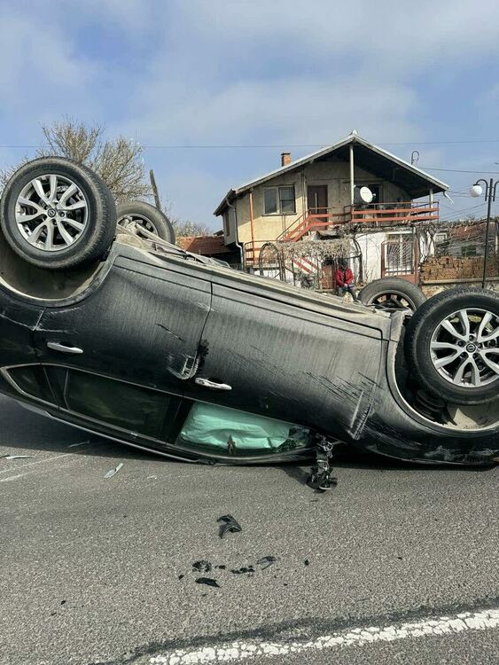 Кола се преобърна в Поповица, движението е затруднено