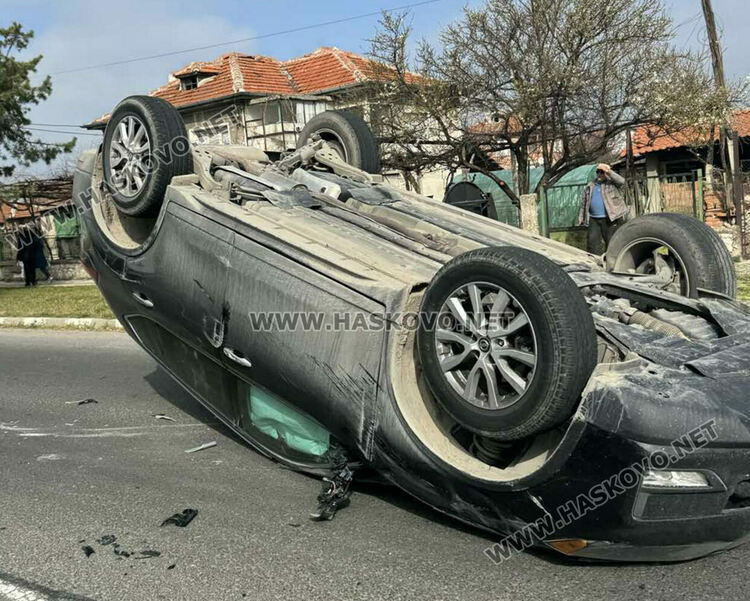 Кола се обърна по таван и затрудни движението между Хасково и Пловдив