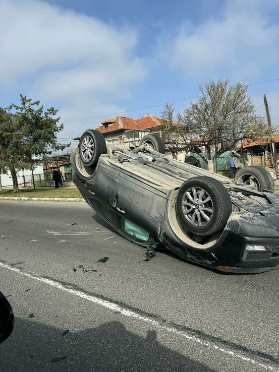Кола се преобърна в Поповица, движението е затруднено