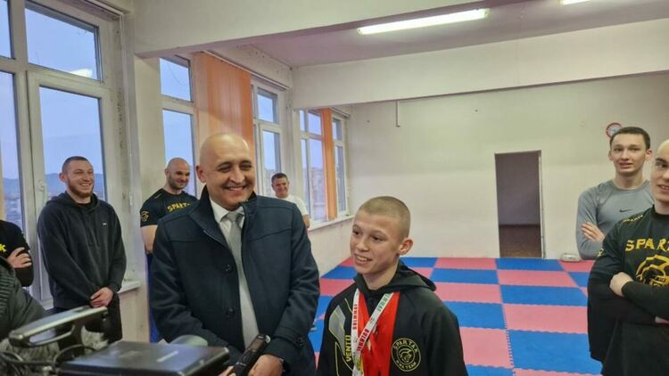 Ерол Мюмюн награди младата кърджалийска надежда в смесените бойни изкуства - Каан Еркан