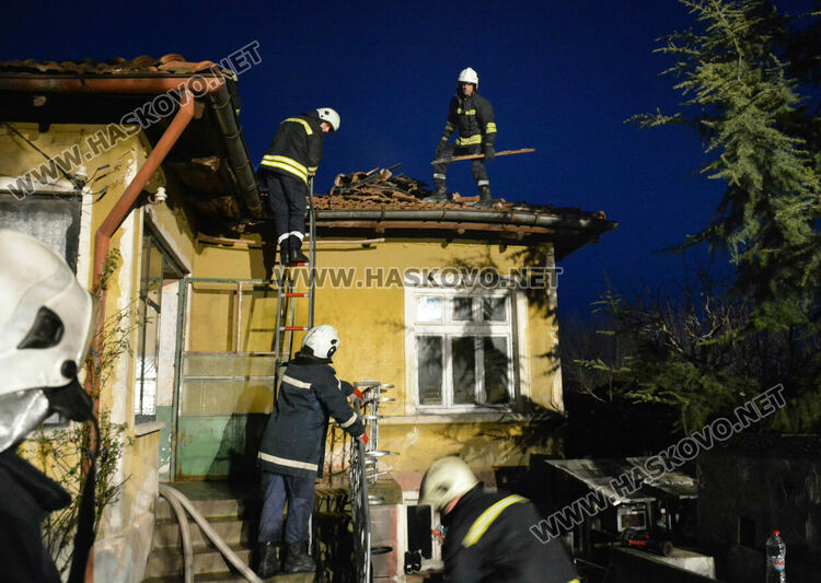 Пожар избухна в къща в Гарваново