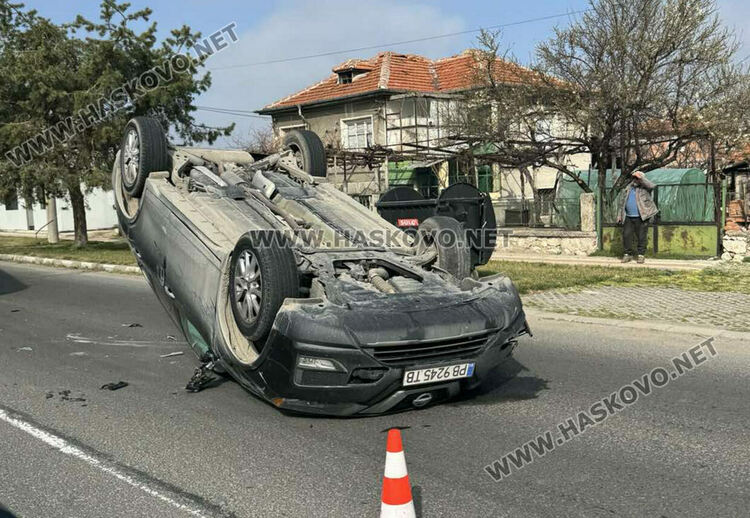 Кола се обърна по таван и затрудни движението между Хасково и Пловдив