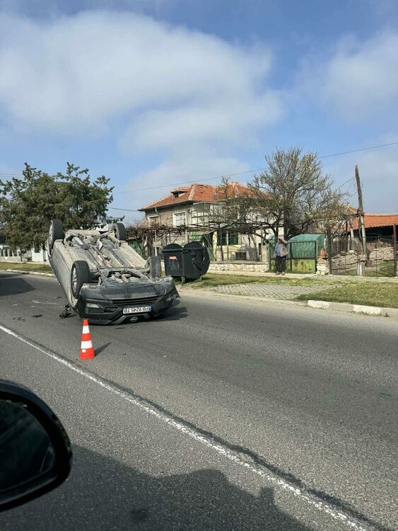 Кола се преобърна в Поповица, движението е затруднено