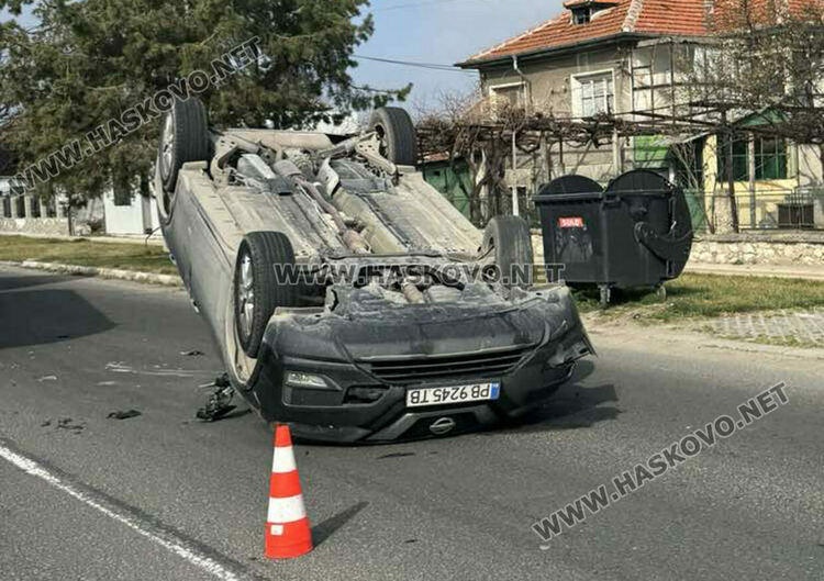 Кола се обърна по таван и затрудни движението между Хасково и Пловдив