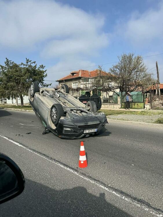 Кола се преобърна в Поповица, движението е затруднено