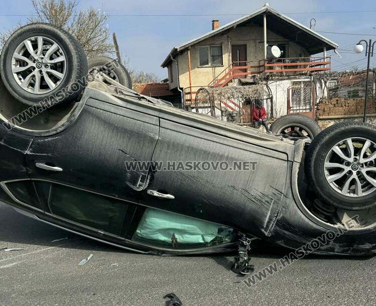 Кола се обърна по таван и затрудни движението между Хасково и Пловдив