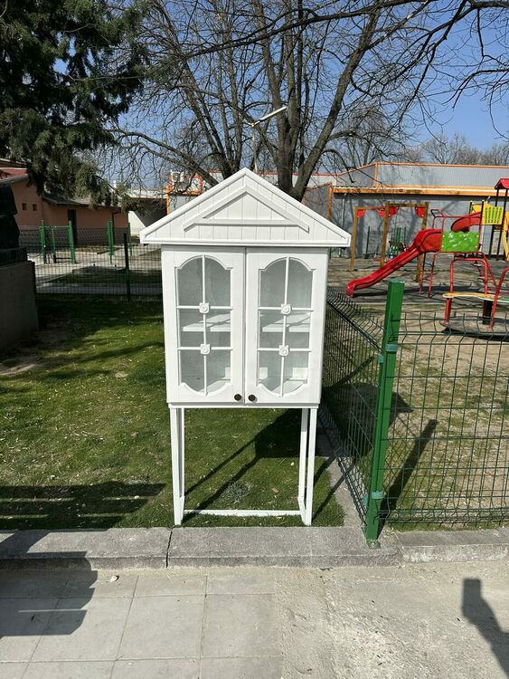 Атанас Вънеков направи къщичка за книги, с която дебърци да се гордеят