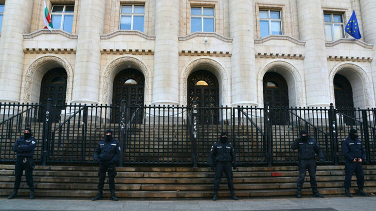 Съдебната власт е в състояние на война, в която системно са разрушавани и унищожавани морал, принципи и желание за реална независимост, автономност и безпристрастност